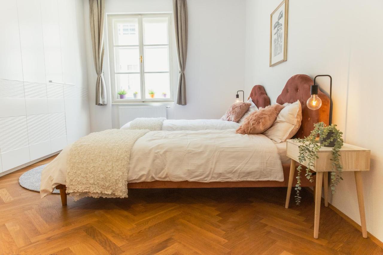 Top Location City Centre Condo In Historic Building With Free Garage Parking Любляна Екстериор снимка
